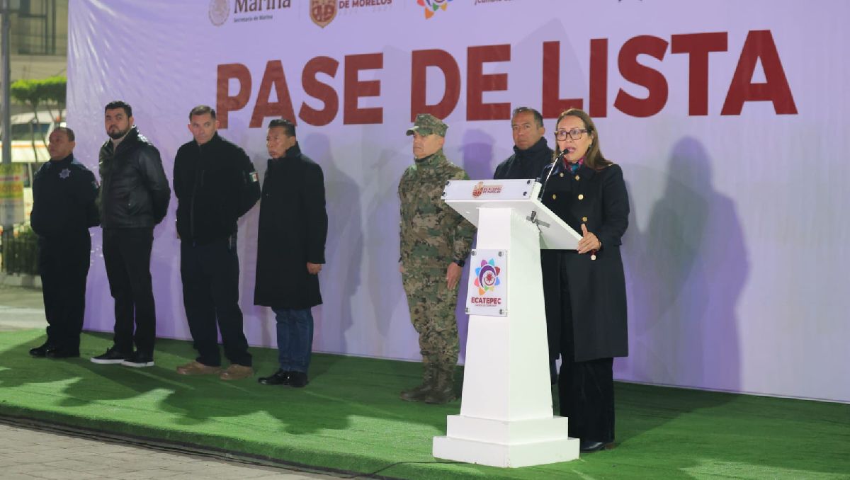 La alcaldesa Azucena Cisneros Coss realiza pase de lista a 120 marinos. Foto: (Especial)