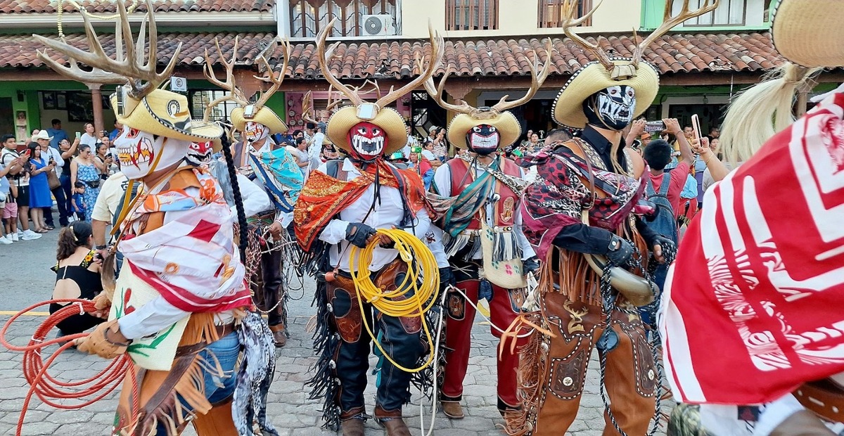 Alistan el desfile de carnavales en Pachuca. (Cortesía)