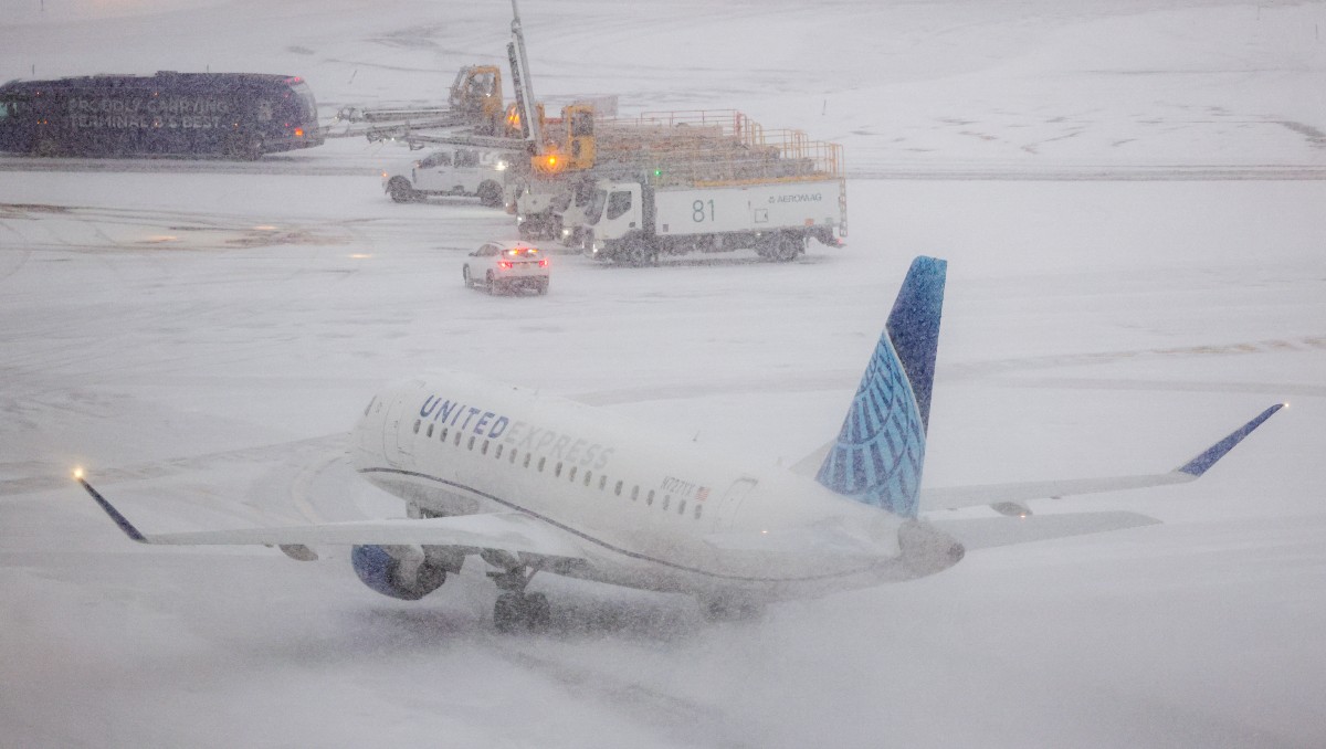 Un avión Embraer 175 de United Airlines se prepara para despegar mientras cae nieve | AFP