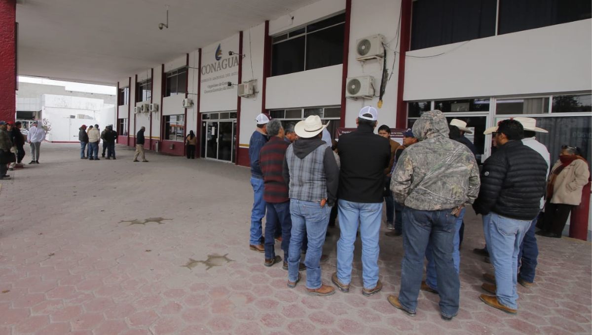 Campesinos de San Pedro acudieron a CONAGUA para reportra irregularidades sobre la entrega de agua. | Manuel Guadarrama