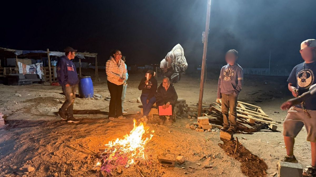 Entre capas de ropa, cobijas y solidaridad comunitaria, madres y padres priorizan el abrigo de niñas y niños.| Enrique Torres.