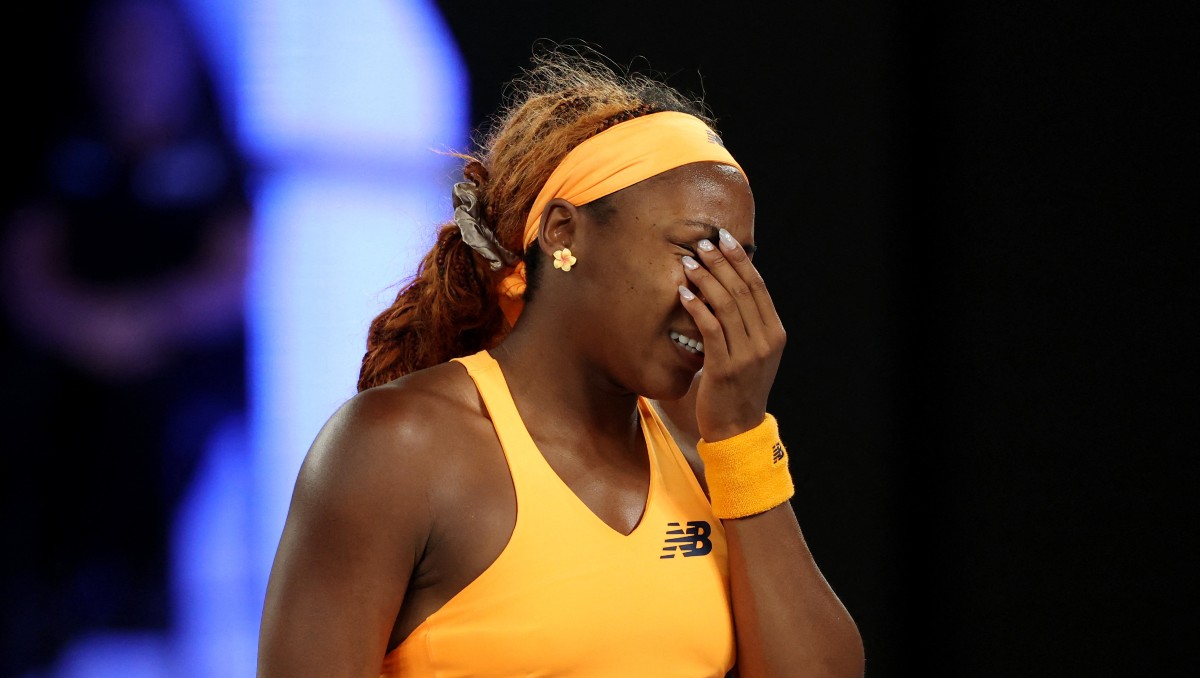 Coco Gauff rompe su raqueta tras eliminación del Abierto de Australia (Reuters)