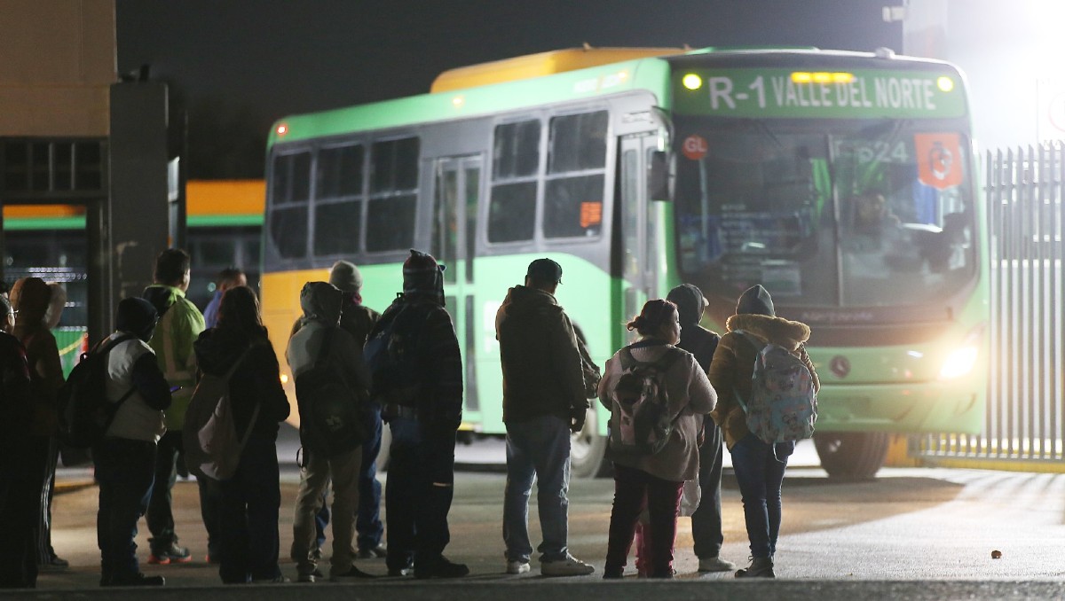 En hora pico las unidades van llenas y son pocos los que alcanzan a abordar. Foto: Roberto Alanís