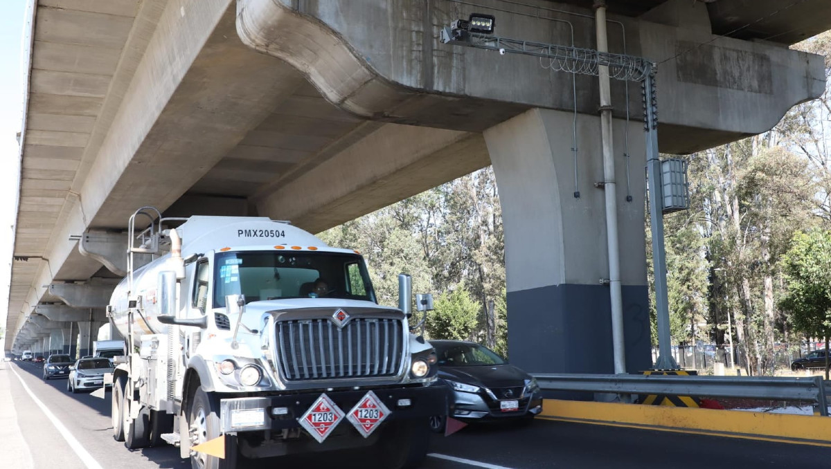 Instalan nuevas cámaras de fotomultas en la autopista México-Puebla | Melanie Torres