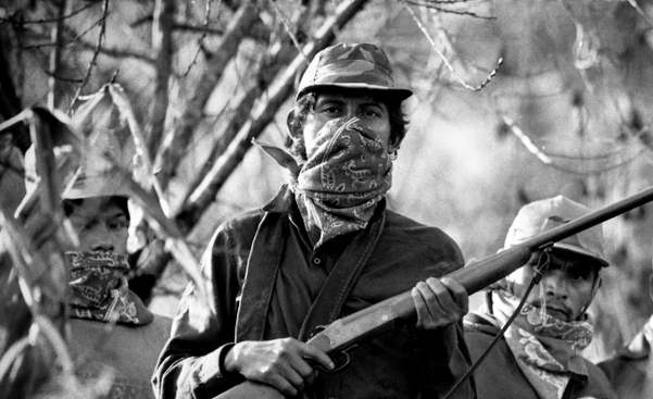 Integrantes del EZLN fotografiados por Eloy Valtierra en 1993. (Foto: Cuartoscuro)