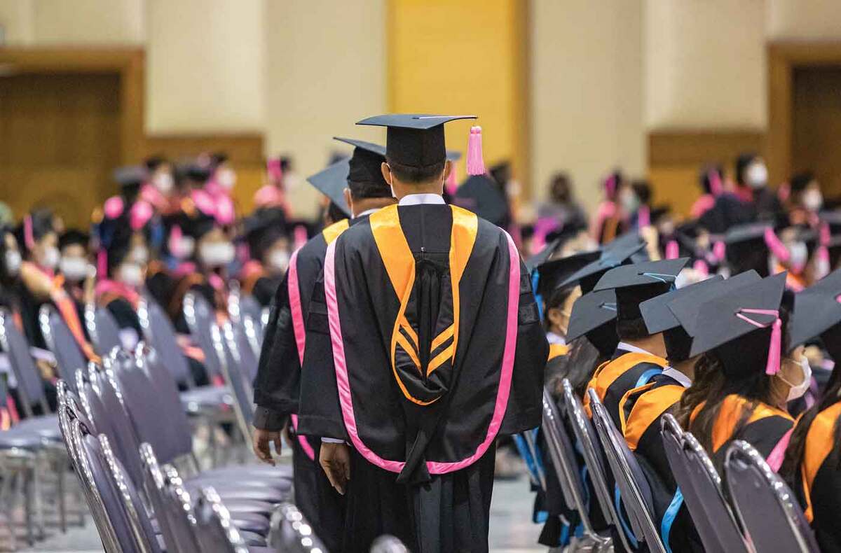 Jóvenes profesionistas sufren dificultades para encontrar empleo, el título universitario ya no garantiza un futuro