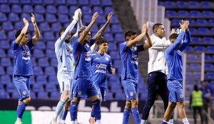 Jugadores de Cruz Azul tras triunfo sobre Puebla en la Jornada 3 de la Liga MX.
