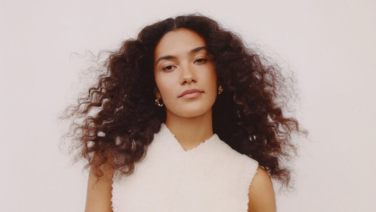 ¿Por qué no podemos dejar de escuchar a Olivia Dean, la favorita para ganar Mejor Nuevo Artista de los Grammy?