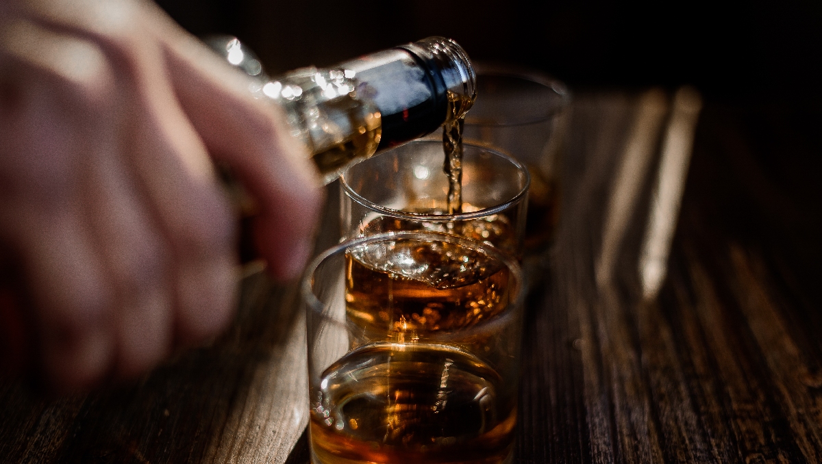 La OMS ha advertido en múltiples ocasiones que la ingesta de alcohol también trae consecuencias económicas. | Freepik