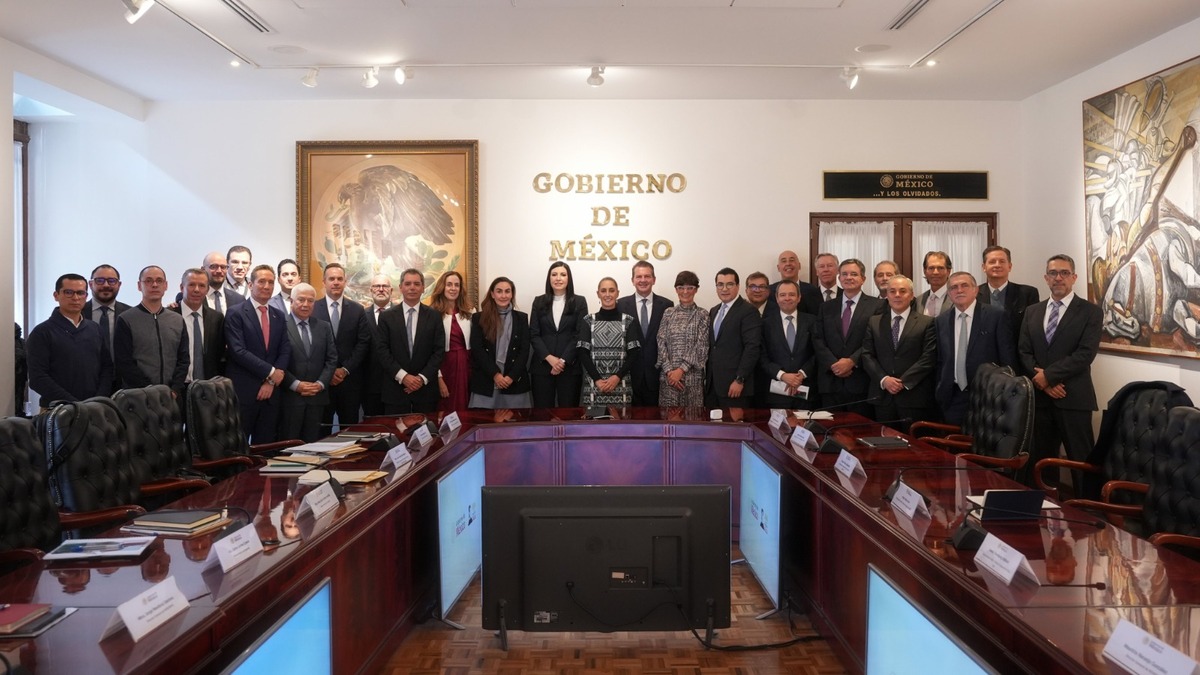 Sheinbaum en Palacio Nacional con gobernadora de Banxico y la  Asociación de Bancos de México. | X @Claudiashein