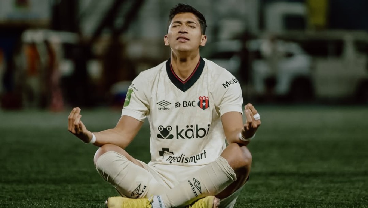 Ángel Zaldívar hace sus primeros goles con la camiseta del Alajuelense (Instagram @angelzaldivar)