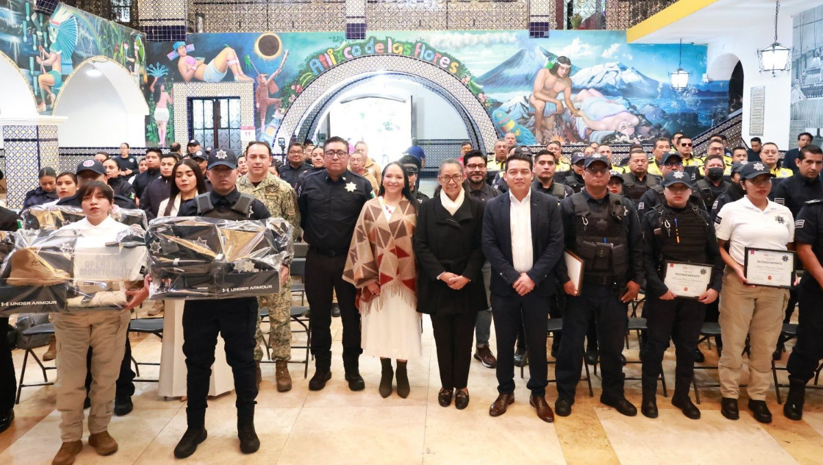Ariadna Ayala entrega equipamiento policial en Atlixco | Especial