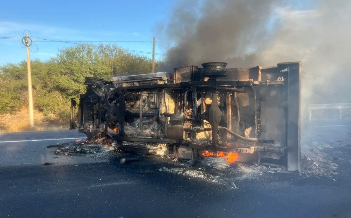 Camioneta termina incendiada tras fatal accidente en la carretera Victoria-Zaragoza.