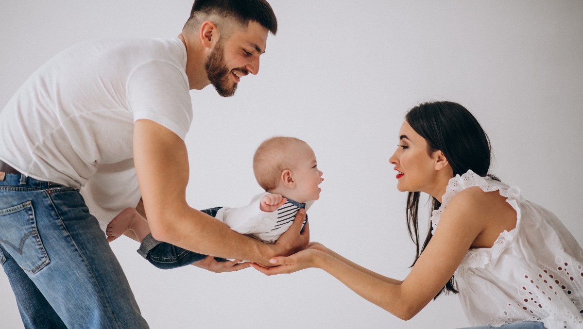 Los consejos de redes sociales y familiares pueden servir como una guía ante la llegada del primer bebé | Freepik