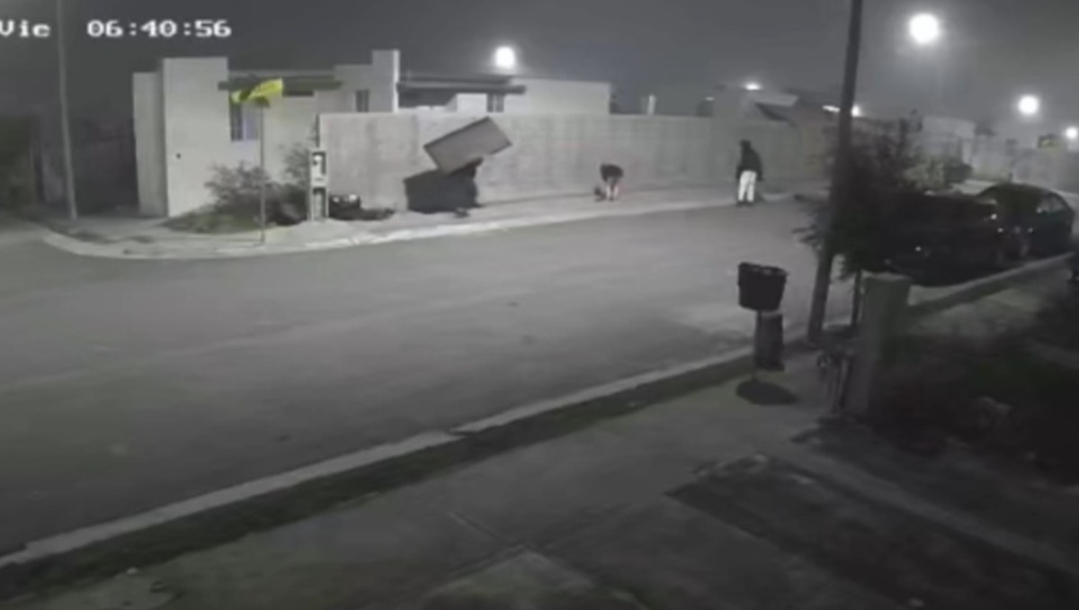 Los dos hombres y la mujer fueron videograbados cuando huían caminando con el botín. Foto: Especial