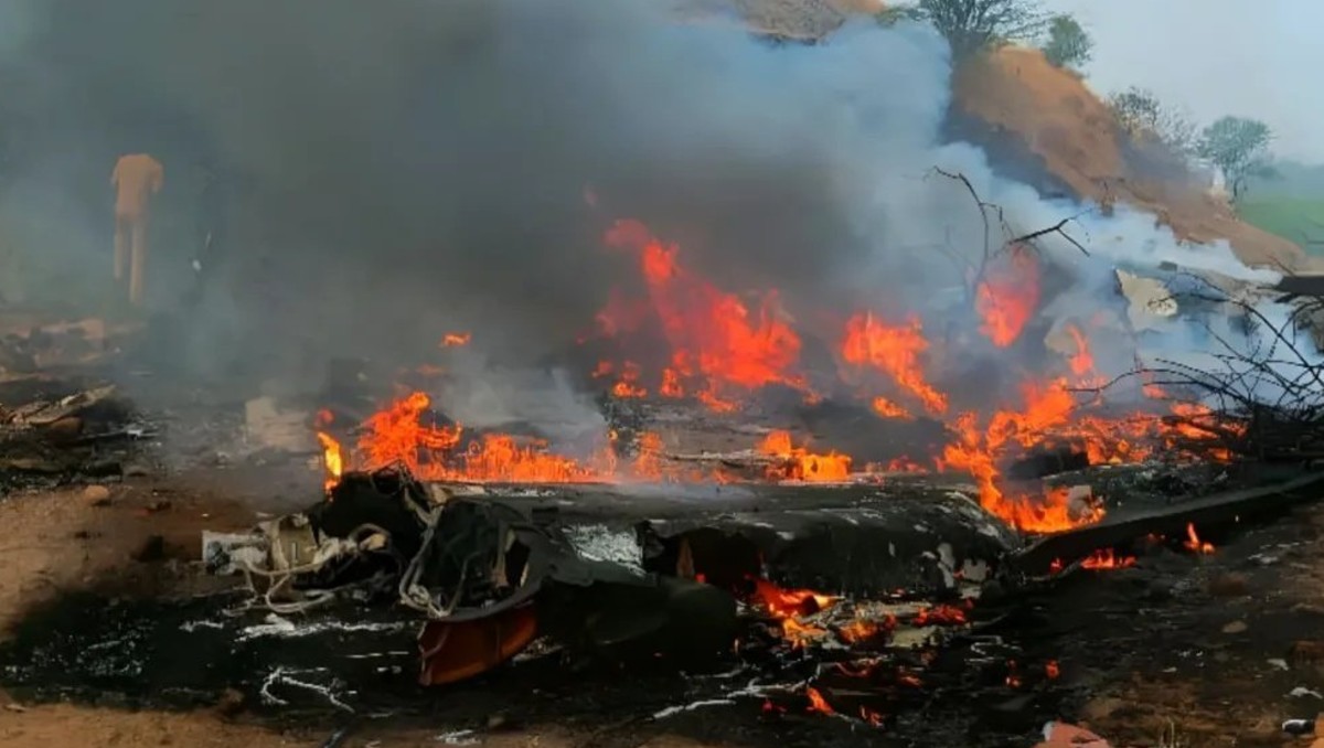 Avión se estrella y mueren los 5 tripulantes, incluido un alto funcionario indio