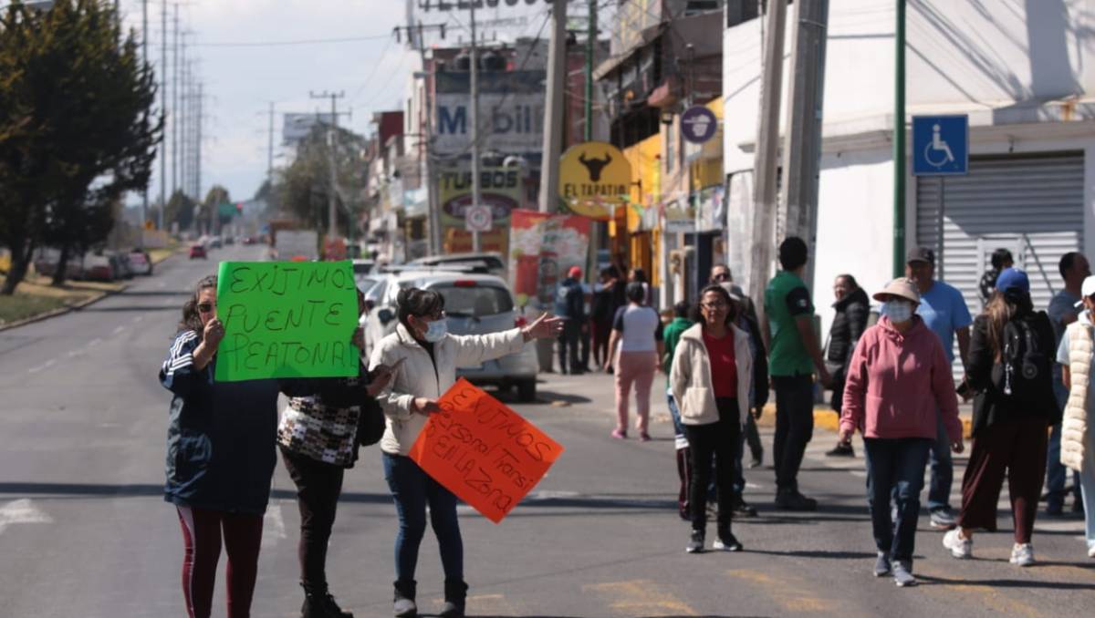 Con pancartas y cortes a la circulación denunciaron falta de infraestructura que ha provocado constantes siniestros viales. Foto: Tania Contreras