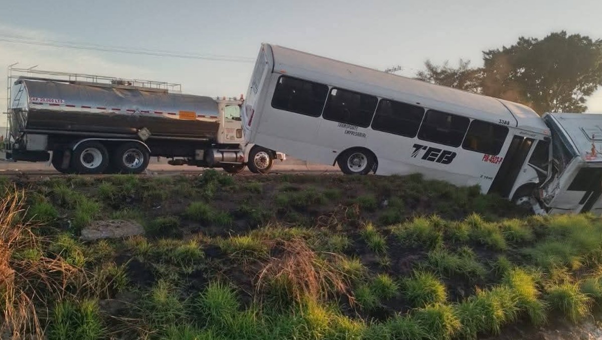 Al menos dos personas resultaron lesionadas, aunque las autoridades no descartan que la cifra pueda aumentar. | Redes Sociales.