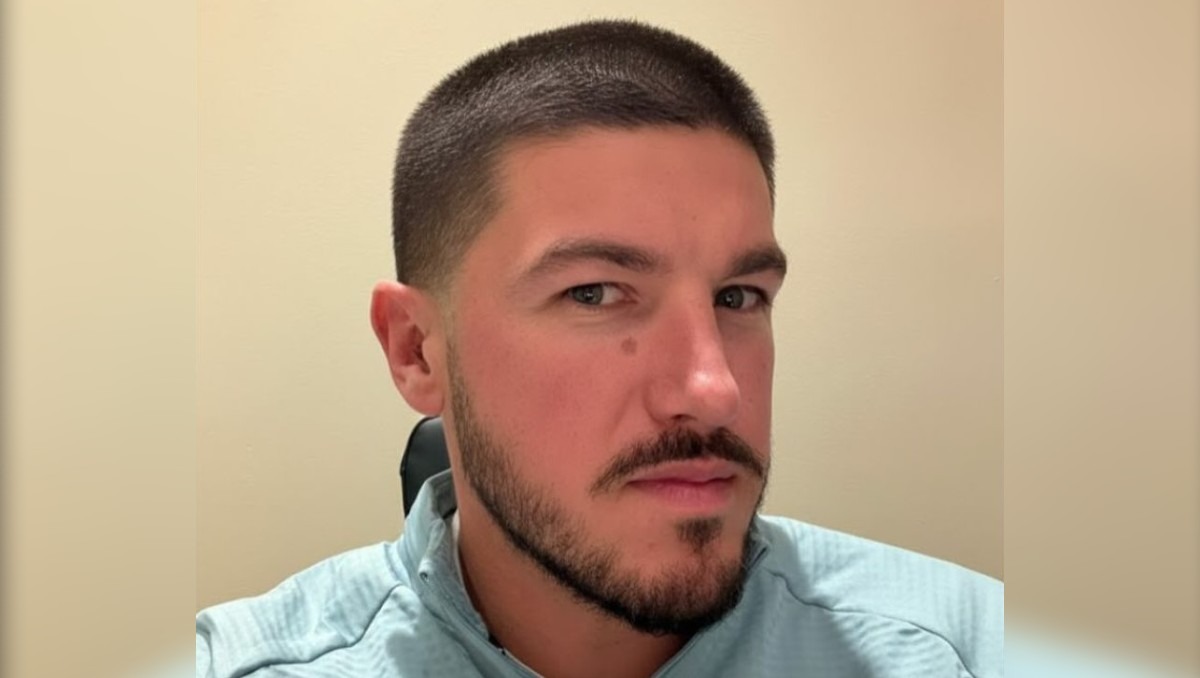 Samuel García, gobernador de Nuevo León, luciendo nuevo look. | Especial