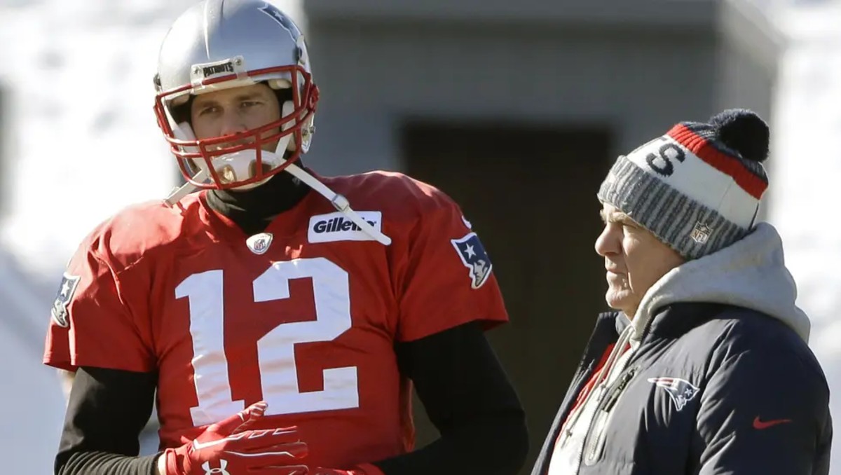 Tom Brady se une a las críticas ante la exclusión de Bill Belichick del Salón de la Fama de NFL (AP)