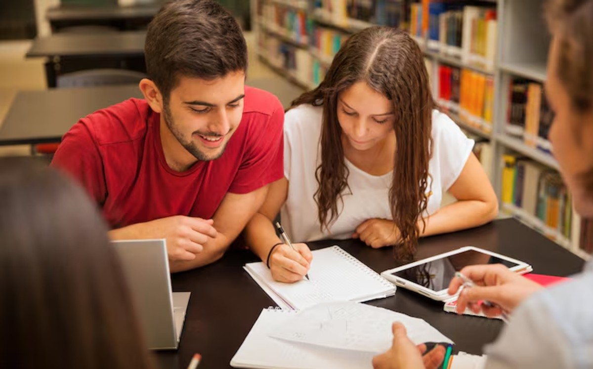 La UAT fortalece el acceso a la universidad a través de diversos programas de becas. | Freepik