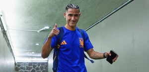 El mexicano Uriel Antuna llegó a la Ciudad de México para cerrar su fichaje con los Pumas; confesó sentirse ilusionado por su regreso a la capital