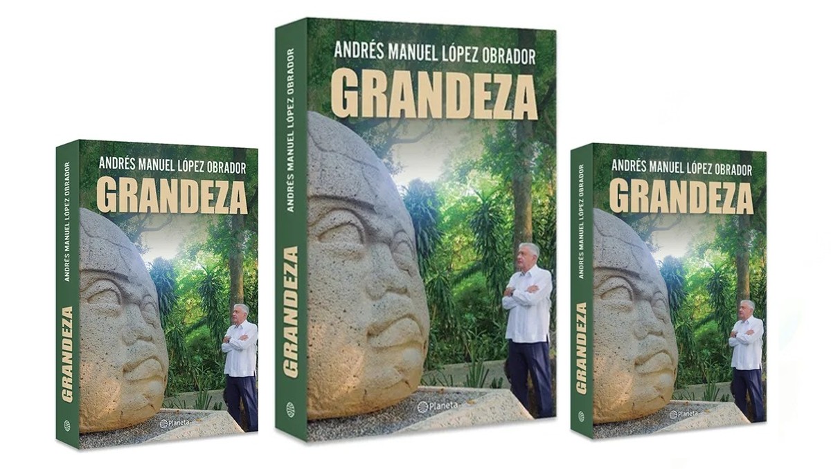 Diputado Arturo Ávila obsequia 300 libros de AMLO a legisladores en San Lázaro