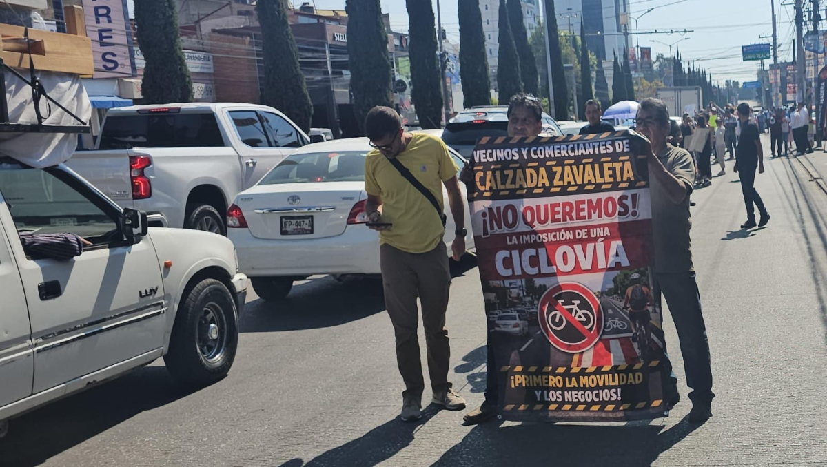 Bloquean Calzada Zavaleta en protesta contra ciclovía en Puebla | Especial