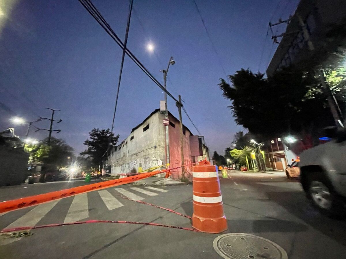 La bodega incendiada en San Pedro de los Pinos permanece acordonada por autoridades ante el riesgo de colapso. | Especia