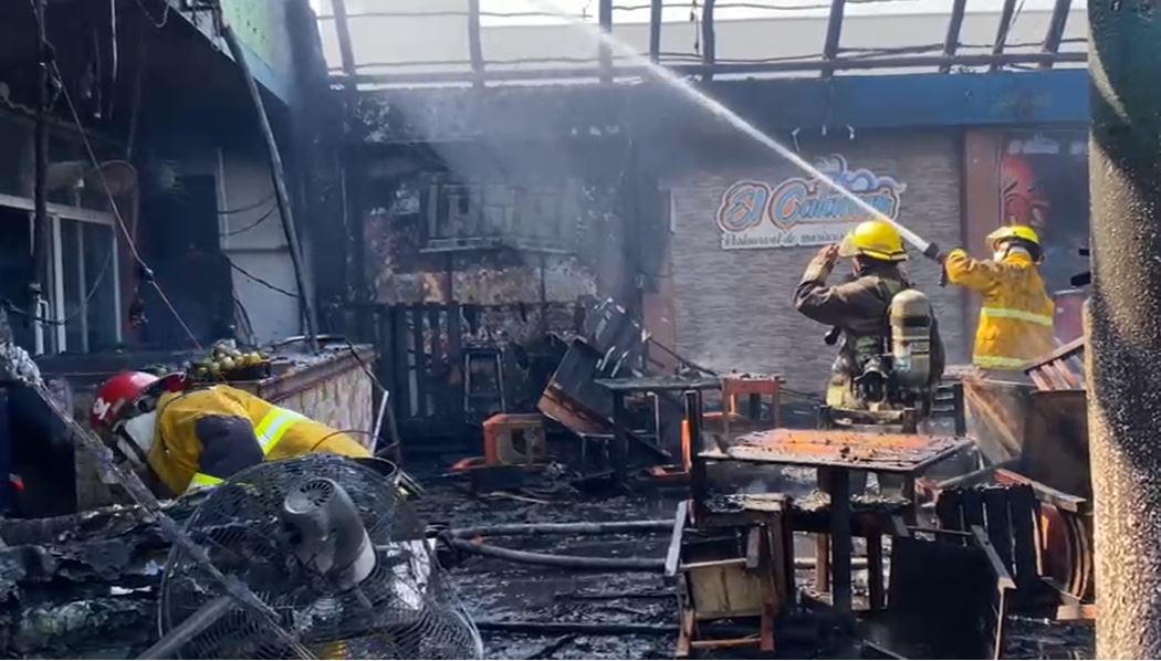 Los bomberos tardaron una hora en sofocar las llamas. | Captura de pantalla