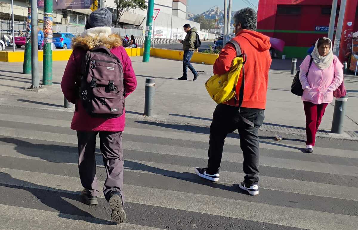 Capitalinos enfrentan el frío durante las primeras horas del día. | Foto: Juan Carlos Bautista