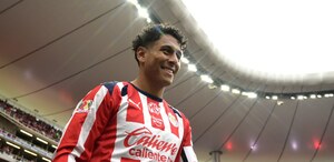 Chivas lanzó su playera alternativa para el Clausura 2026 en color azul; conoce cuánto cuesta y dónde puedes comprar este jersey.
