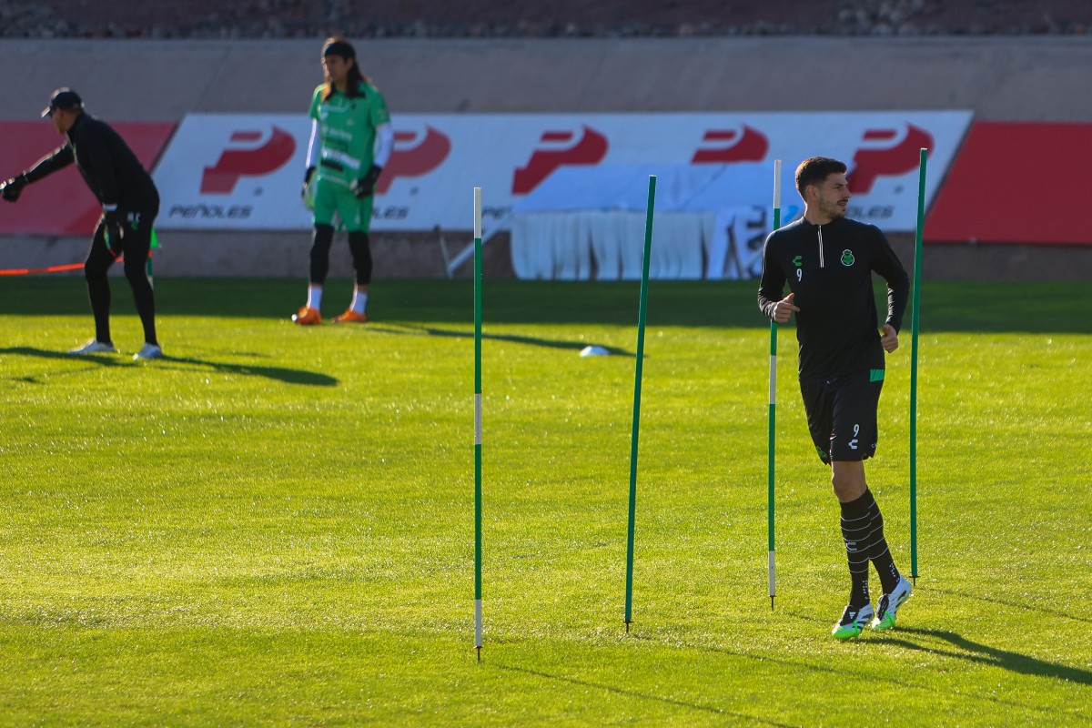 El delantero se bajó de la convocatoria de último minuto para el duelo ante Bravos de Juárez debido a un fuerte cuadro gripal. (Archivo)