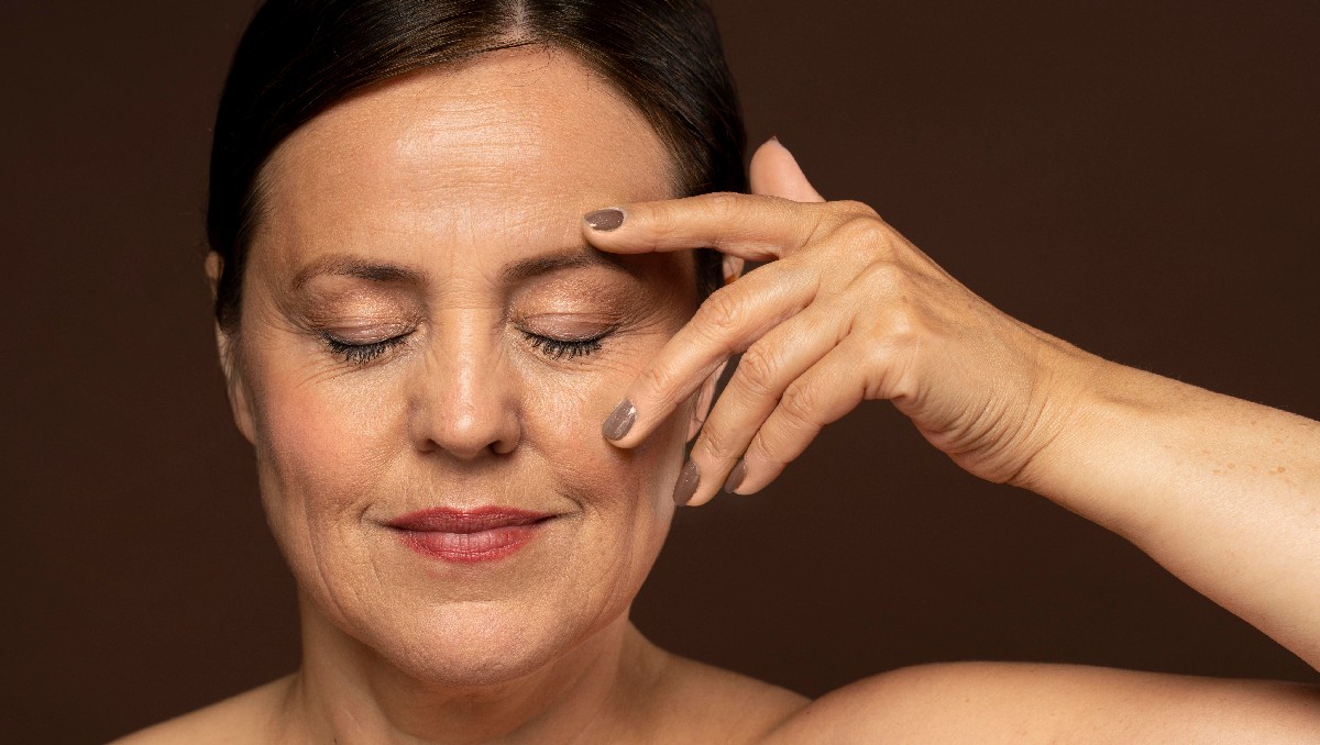 El envejecimiento es un proceso que comienza a preocupar a partir de los 30 años, especialmente en mujeres | Freepik