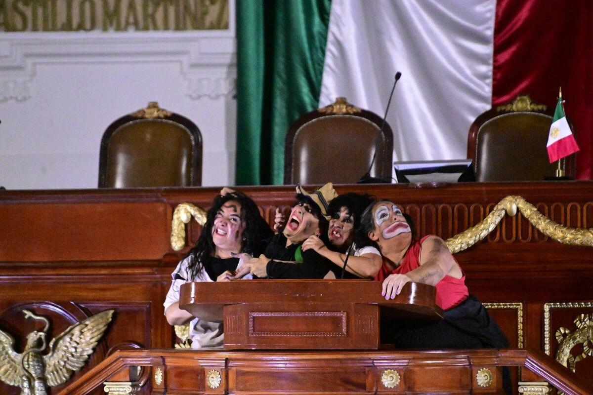 Con humor y sátira, la compañía recreó el jaloneo entre legisladores ocurrido en diciembre pasado.| Especial