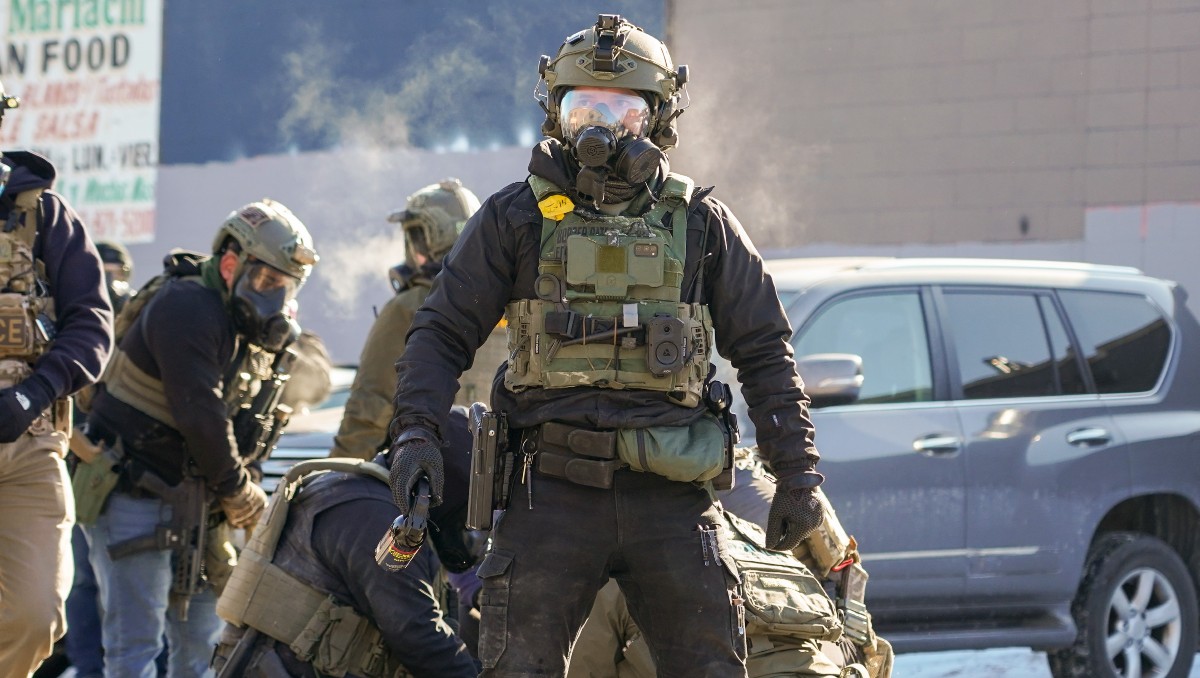 ICE usaría órdenes administrativas como base legal suficiente para ingresar por la fuerza a hogares. | EFE