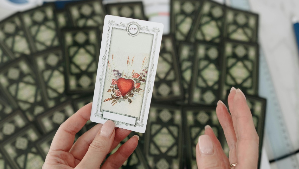 México acude al tarot en San Valentín: claridad amorosa y cierre de ciclos, entre lo más consultado según app especializada