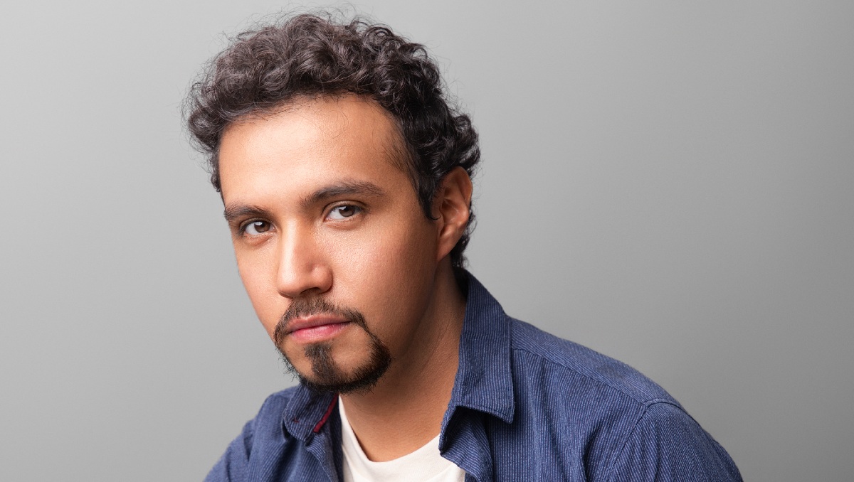 "La oscuridad es una maestra”: Erick Israel Consuelo y el oficio actoral de mirar hacia los márgenes