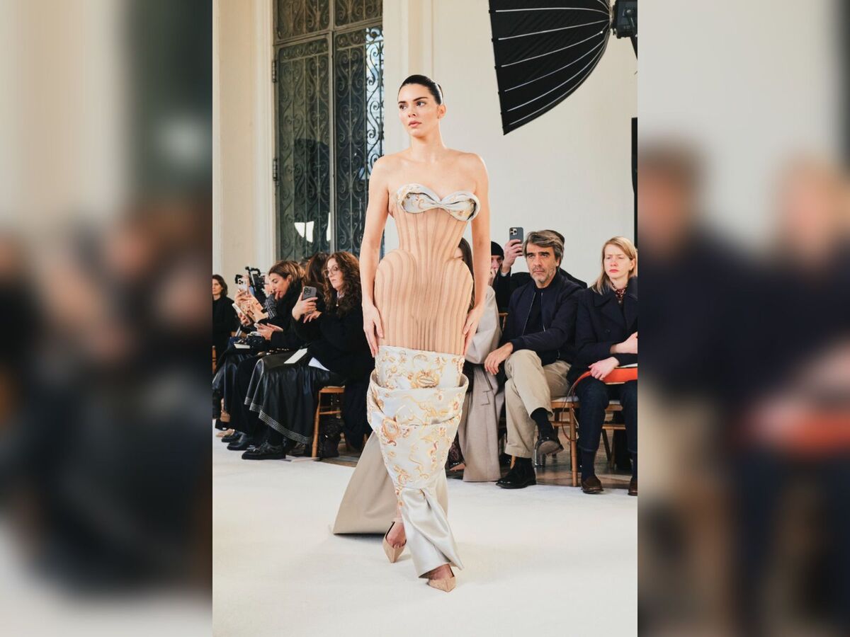 La moda ha empezado a exagerar y distorsionar la silueta femenina como nunca antes. ¿Qué está pasando?. | The New York Times