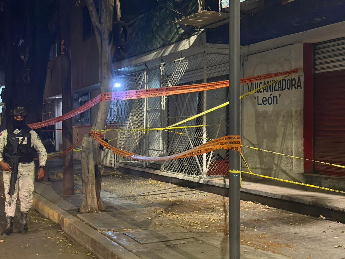 Toma clandestina ubicada en Avenida Tezozómoc. | Foto: Manolo Hernández