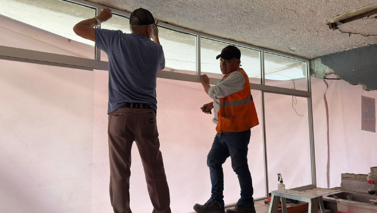 Los trabajos se realizan en uno de los tres locales afectados por el impacto.  Foto: Víctor González