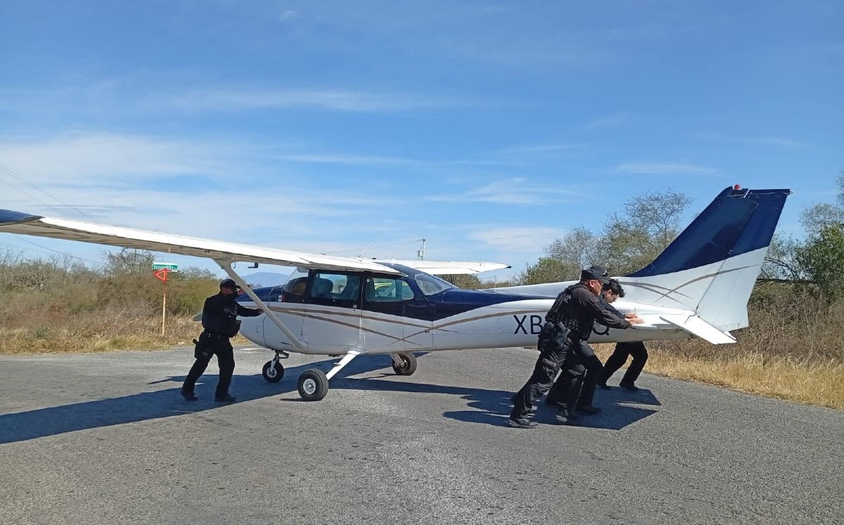 Avioneta aterriza de emergencia en carretera de Villagrán, Tamaulipas. | Redes
