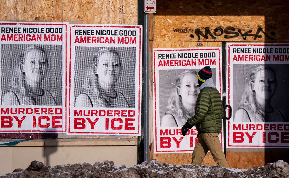 Carteles en las calles de Minneapolis que denuncian el asesinato de Renee Good. (AP)