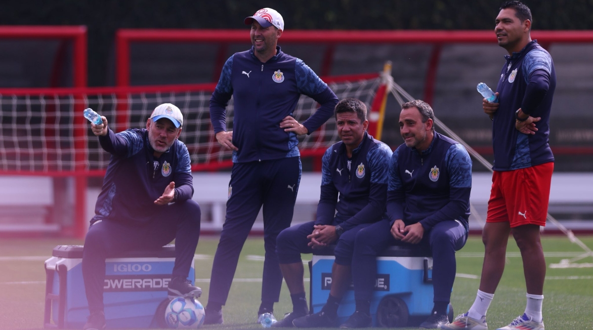 Gabriel Milito y su cuerpo técnico tienen disponibles 22 jugadores para enfrentar a San Luis (Foto: @Chivas)