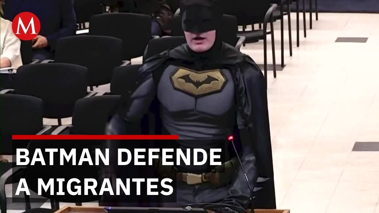 Hombre disfrazado de Batman irrumpe en ayuntamiento de California en protesta contra el ICE