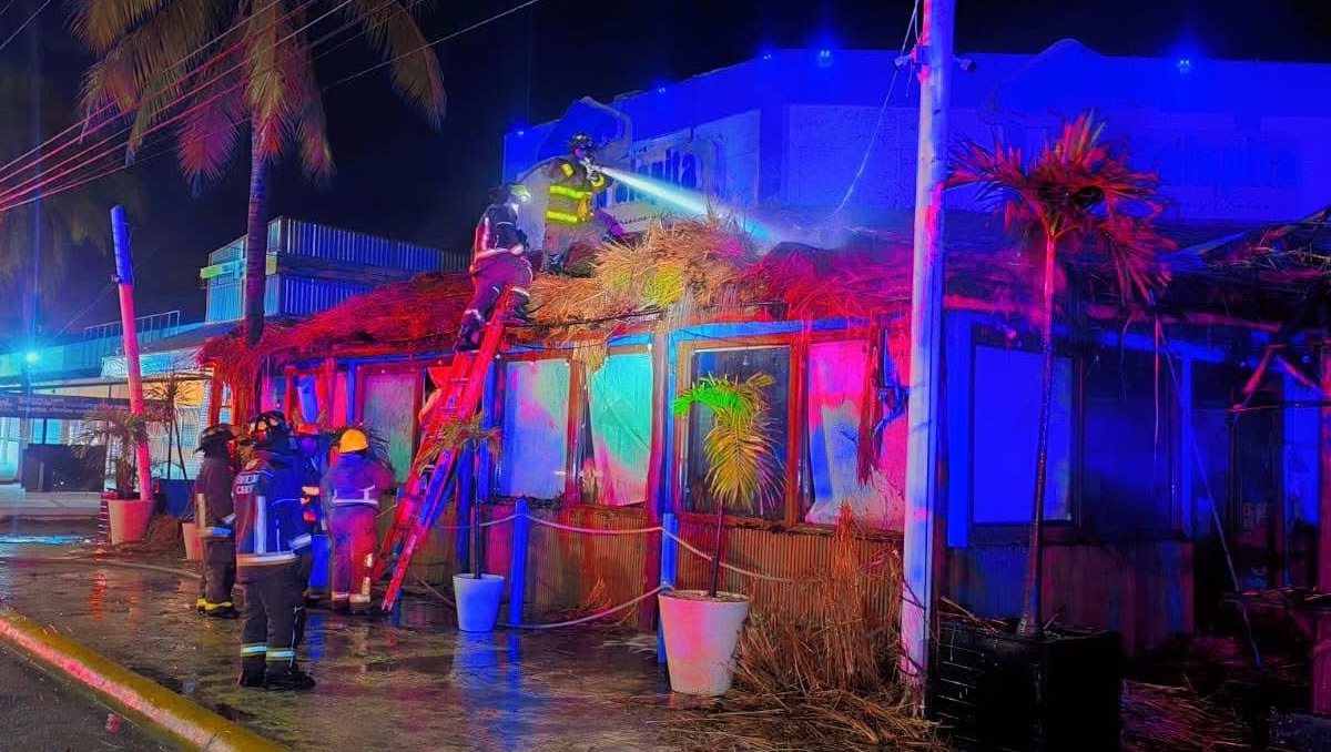 Posible falla eléctrica provoca incendio en restaurante de Cancún, Quintana Roo