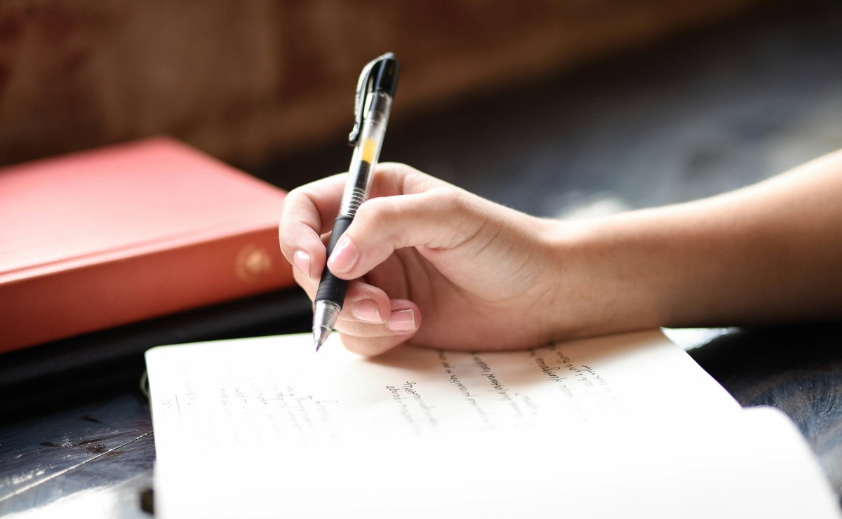 Lírica actual y confusión en los premios literarios. (Foto: Hannah Olinger | Unsplash)