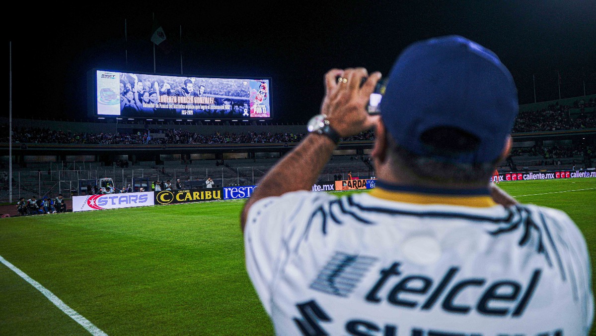 Lorenzo García González recibe homenaje en el Pumas vs Santos (Imago7)