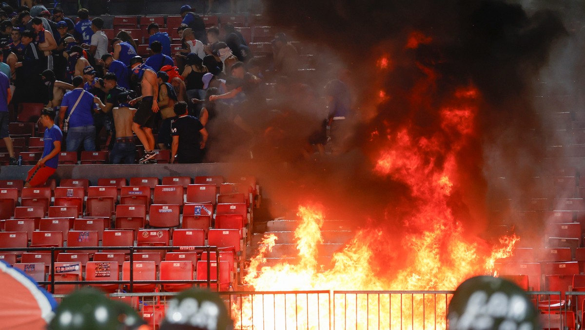 Barrista de la U de Chile causan violencia, incendio y daños en estadio (EFE)
