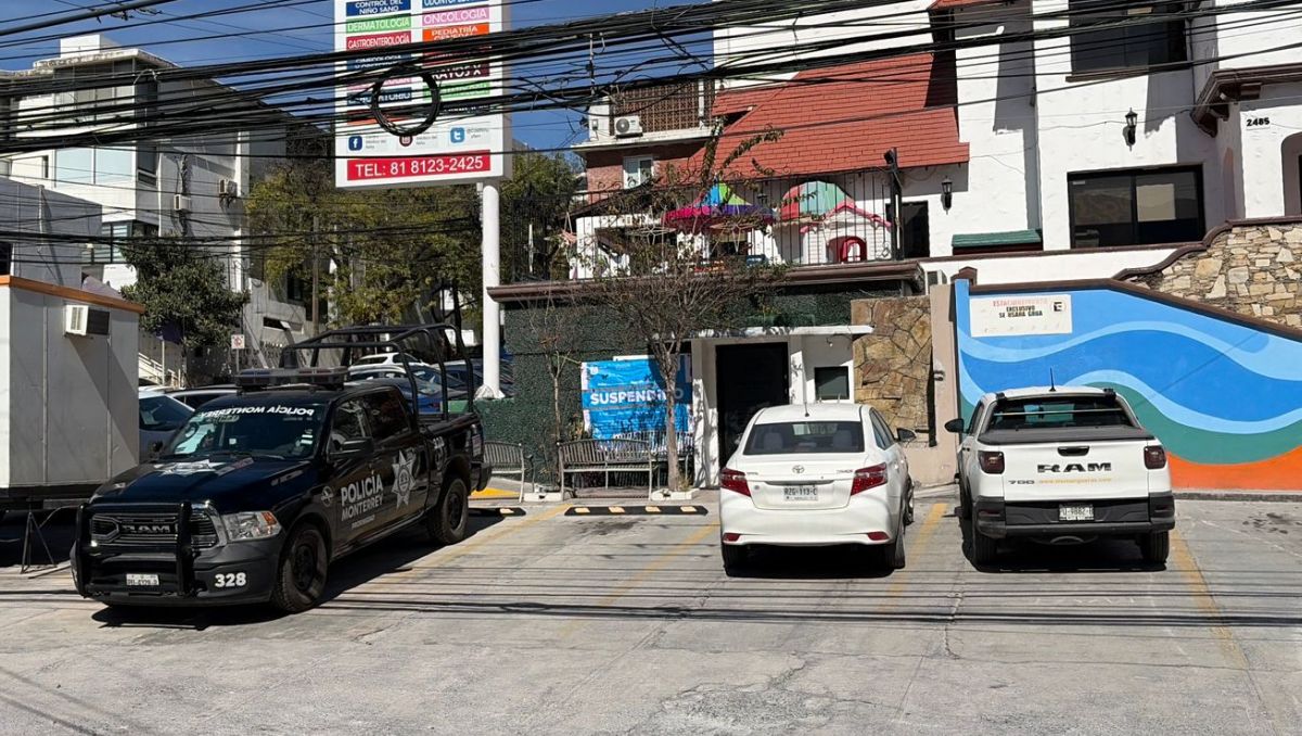 La clínica Pacelli Cirujanos tiene sellos de "Suspendido" tras los hechos. Susana Paredes